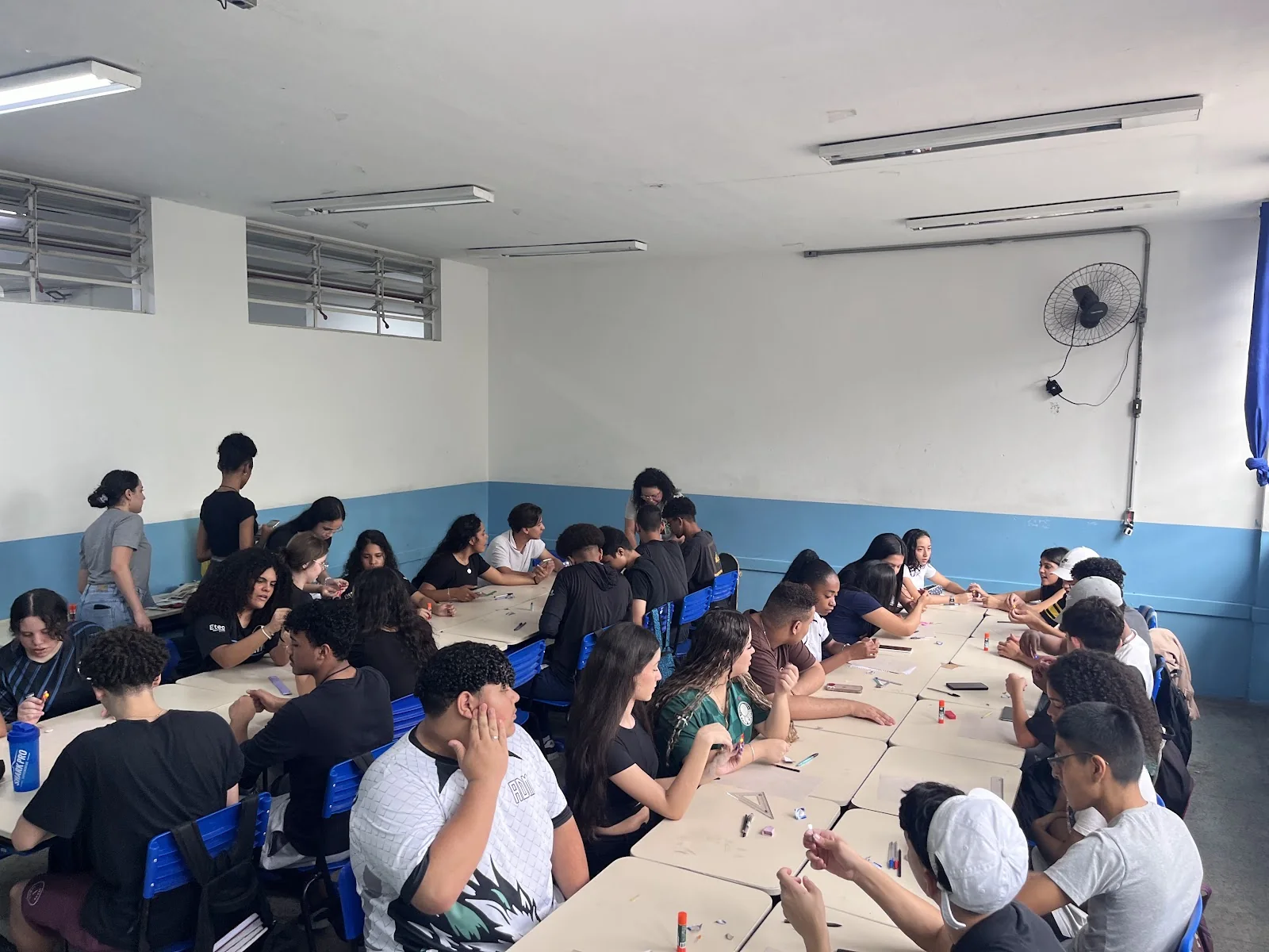 Turma reunida em oficina de circuitos eletrônicos na ETEC Albert Einstein